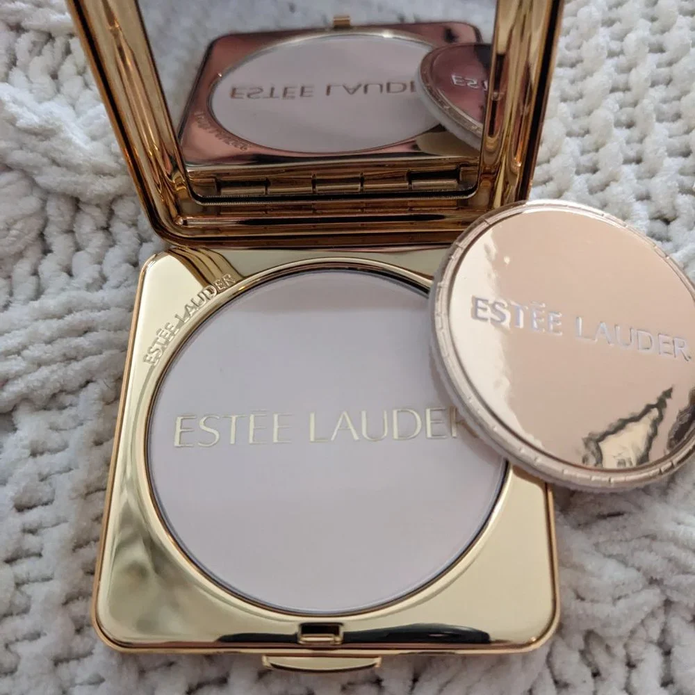 ❄️Winter Sale❄️Estee Lauder Gold Compact with Silver Accents - Picture 2 of 3